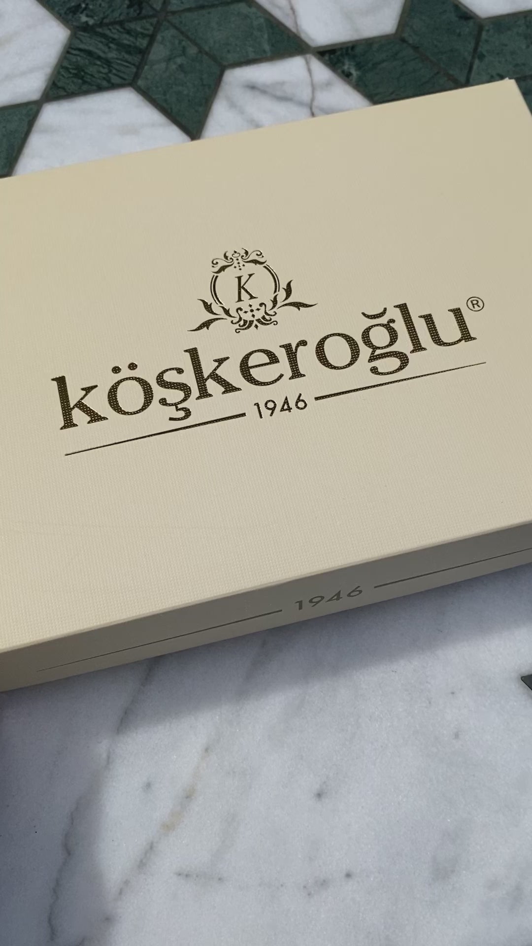 Koskeroglu  | Karotten-Slice-Baklava mit Pistazien