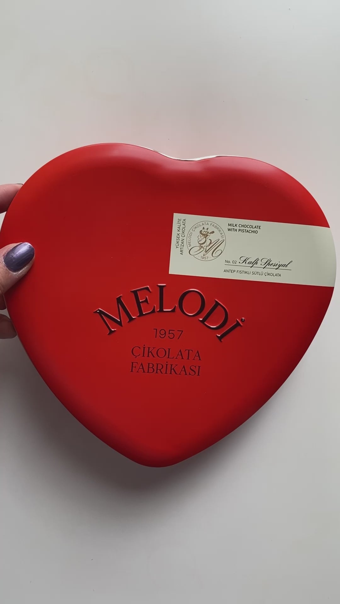 Melodi - Premium Mælk Chokolade i en Hjerteformet Rød Metalæske - 400 Gram | Valentins Dag